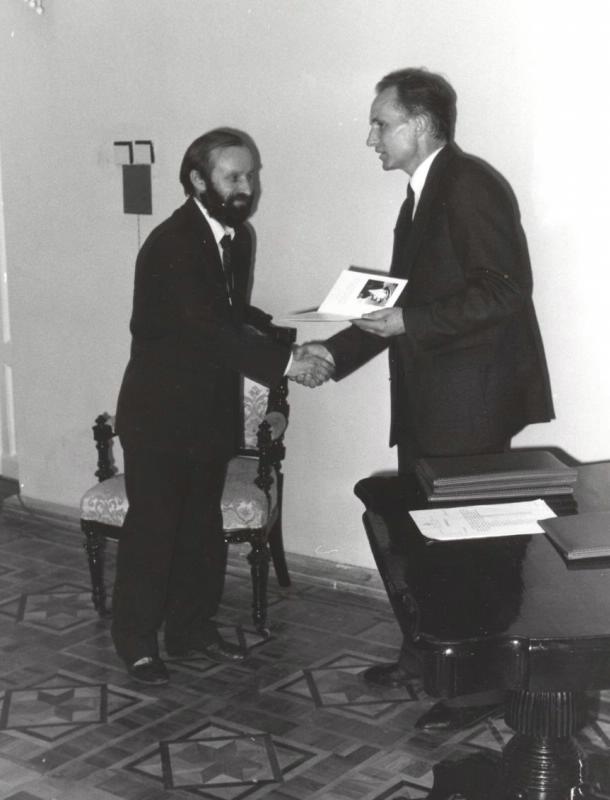 9. Открытие Литературного музея в г. Пенза. 1.07.1989. Попов Е.С. награждает почетной грамотой Климова И.К. (автора проекта художественного решения здания Лит. музея.)
