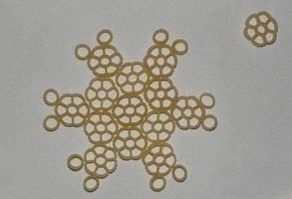 Снежинки из макарон Нам потребуется:- Макаронные изделия разных форм;- Клей («Момент»);- Краски акриловые;- Кисточка;- Ёлочное украшение «Дождик»;- Соль (мелкая или крупная, может сахар, что
